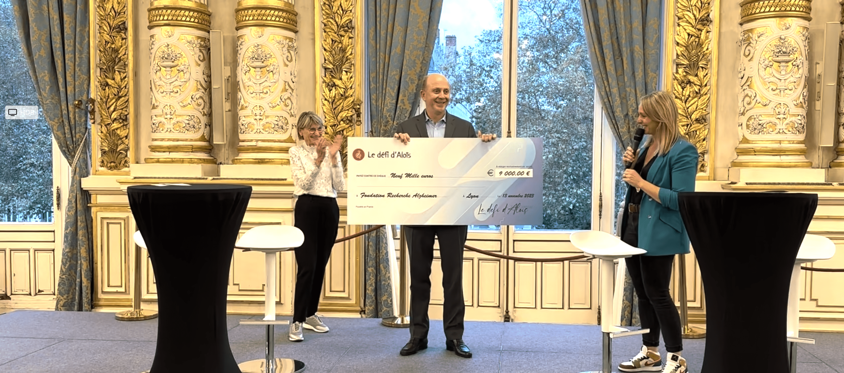 Dr Olivier de Ladoucette reçoit pour la Fondation Recherche Alzheimer un chèque de 9000 € de la part du défi d'Aloïs.